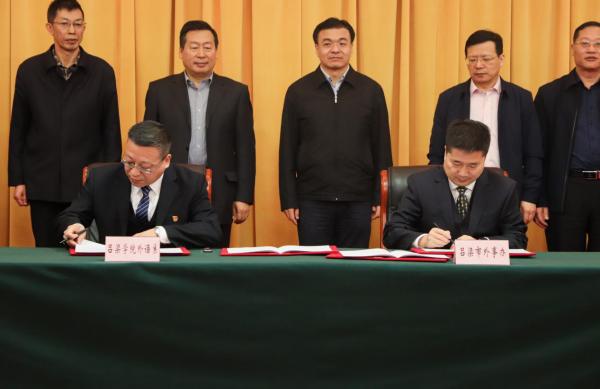 外语系主任冯克明与吕梁市外事办党组书记、主任高侯平签署协议
