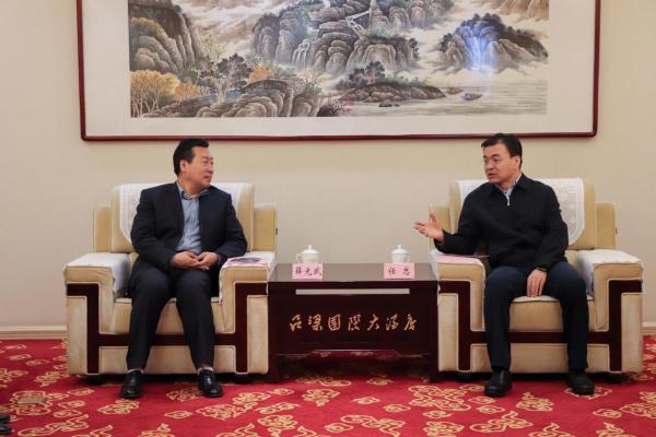 吕梁学院党委常委、副院长薛光武与吕梁市市委常委、常务副市长任忠交流